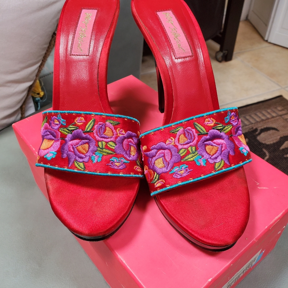 Betsey Johnson Size 9 Janika Red